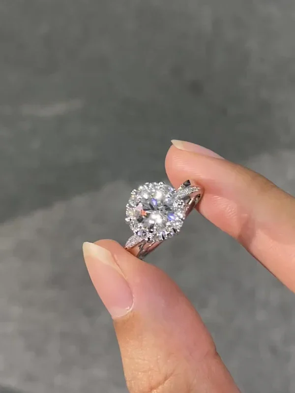 The Eternal Halo，Laboratory-grown round diamond ring